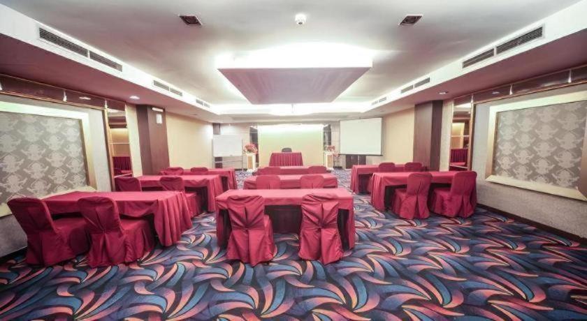 New Hollywood Hotel Pekanbaru Exterior foto